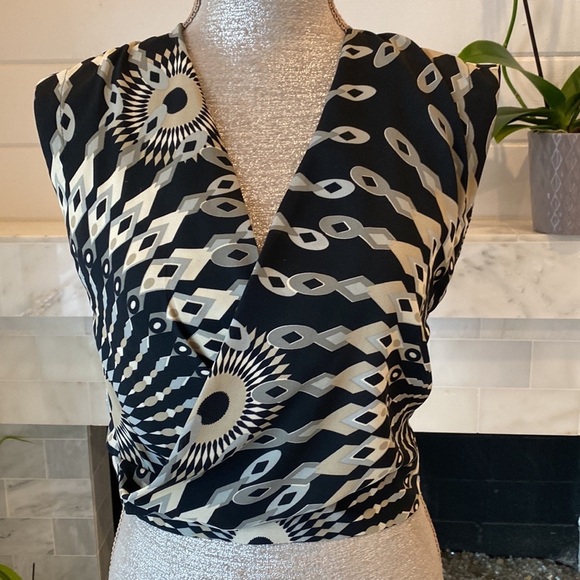 Louella Rose Geo Print Surplice Cutout Back Crop Top Size Small - Picture 10 of 11